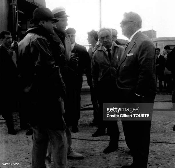 Le realisateur Henri Verneuil en conversation avec les acteurs Georges Wilson et Jean Gabin, lors du tournage du film 'Melodie en sous-sol' en 1962,...