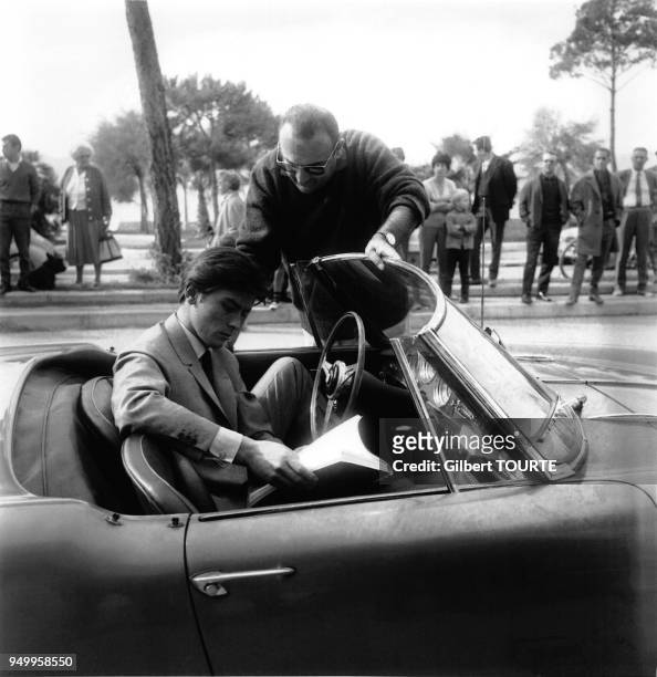 Alain Delon et Henri Verneuil sur le tournage du film 'Melodie en sous-sol' en 1962, à Cannes, France.