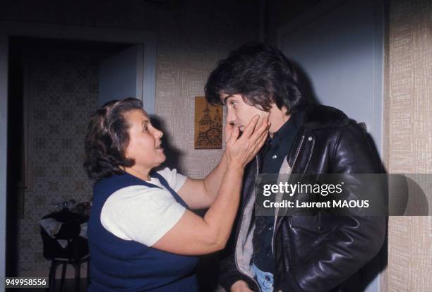 Portrait de Daniel Guichard, ici avec sa mère, circa 1970, en France.