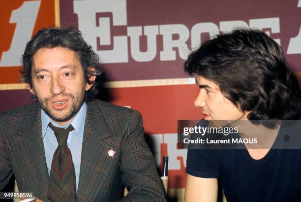 Serge Gainsbourg et Daniel Guichard lors d'une émission de radio sur Europe 1, circa 1970, à Paris, France.