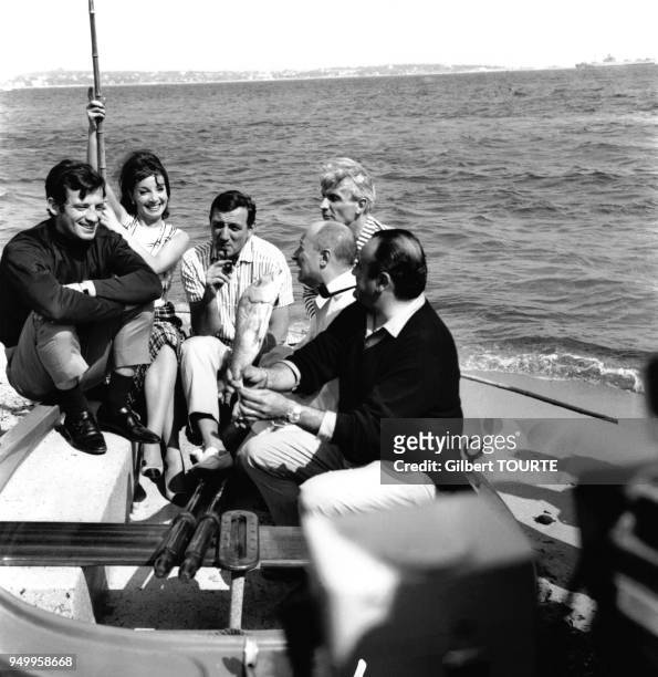 Henri Verneuil, le realisateur du film 'Cent mille dollars au soleil' est entoure des acteurs Jean-Paul Belmondo, Andrea Parisy, Lino Ventura et du...