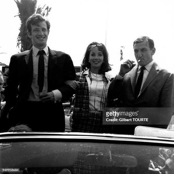 Jean-Paul Belmondo, Andrea Parisy et Lino Ventura, les acteurs du film d'Henri Verneuil 'Cent Mille dollars au soleil' au Festival de Cannes en 1964,...
