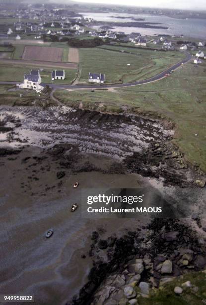 Vue aérienne d'une plage souillée par le pétrole après le naufrage du pétrolier Amoco Cadiz en mars 1978 à Portsall, France.