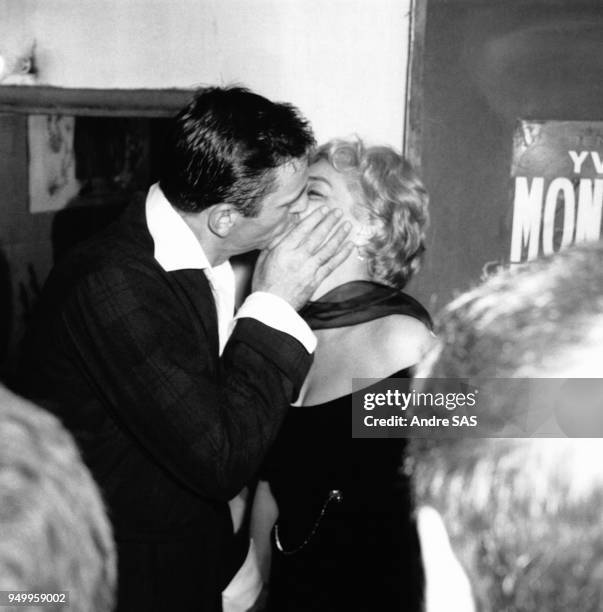 Acteur Yves Montand donne un baiser à Simone Signoret en 1958.