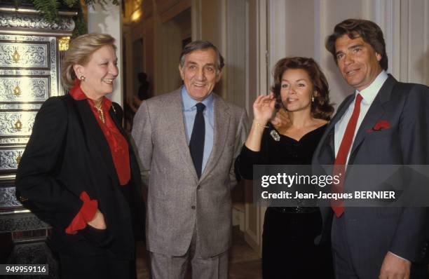 Bernard Tapie accompagné de sa femme Dominique et de Lino Ventura et son épouse lors la soirée de lancement de son disque le 6 janvier 1986 à Paris,...