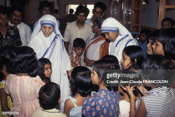 Mère Teresa avec des enfants en octobre 1979, à Calcutta, Inde.