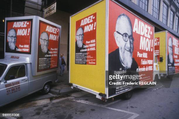 Affichage publicitaire pour la campagne de Noël de l'abbé Pierre le 12 décembre 1984 à Paris, France.