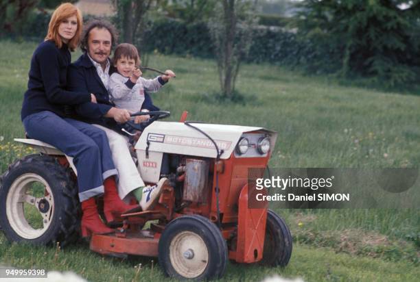 Jean-Marc Thibault, son épouse Sophie Agacinski et leurs fils, circa 1970, France.