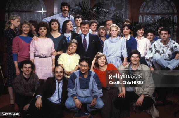 La troupe du petit théâtre de Bouvard avec Philippe Bouvard au centre entouré notamment de Michèle Bernier et Mimie Mathy, circa 1980, à Paris,...