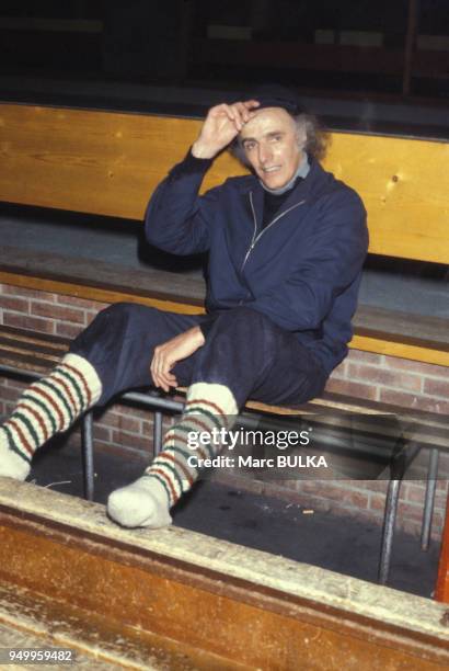 Portrait de Gilles Vigneault, chanteur, ici à la patinoire, en mars 1980 à Paris, France.