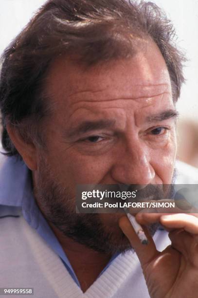 Acteur Ugo Tognazzi fumant une cigarette en mai 1981 à Cannes, France.