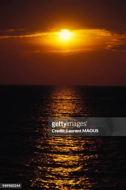 Coucher de soleil sur la mer Méditerranée le 7 novembre 1986 à Marseille, France.