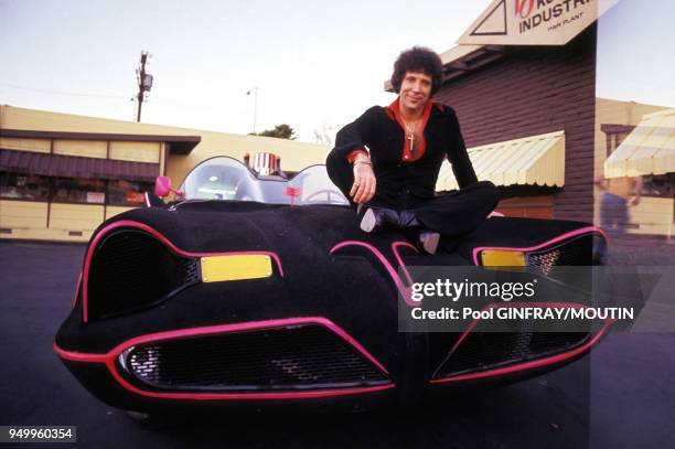 Le chanteur Tom Jones assis sur une voiture décapotable en décembre 1976 à Beverly Hills, Etats-Unis.
