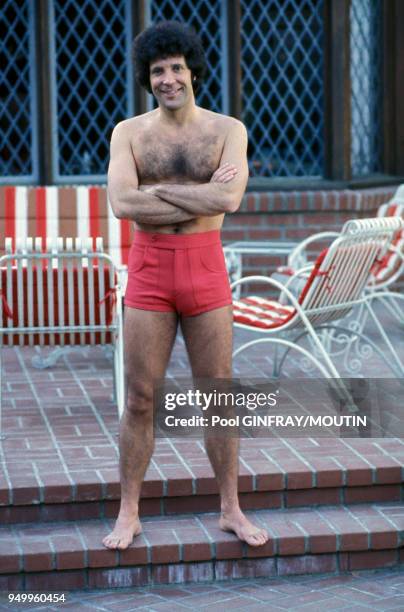 Le chanteur Tom Jones au bord de sa piscine en décembre 1976 à Beverly Hills, Etats-Unis.