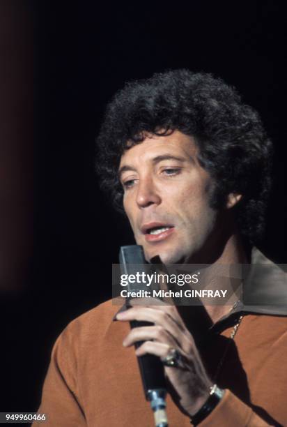 Le chanteur Tom Jones sur scène le 10 mars 1976 à Paris, France.