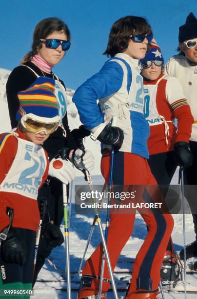 Caroline Kennedy et son frère John Kennedy Jr aux sports d'hiver le 2 janvier 1975 à Gstaadt, Suisse.