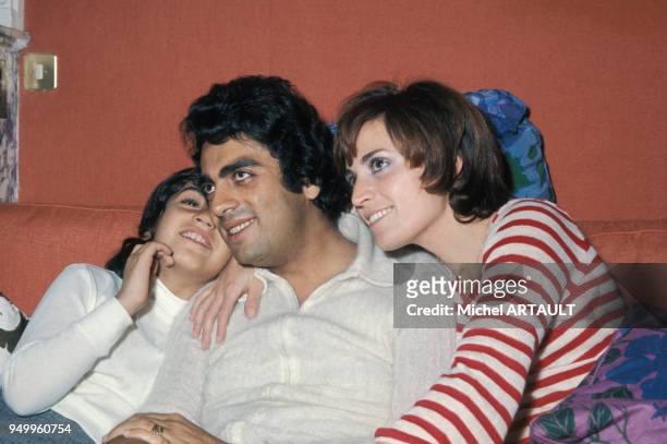 Portrait d'Enrico Macias avec sa femme Suzy et sa fille Jocya, circa 1970, à Paris, France.