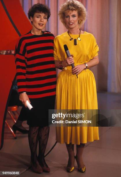 Les présentatrices de l'émission de télévision 'Tournez manèges' Fabienne Egal et Evelyne Leclercq le 3 mars 1987 à Paris, France.