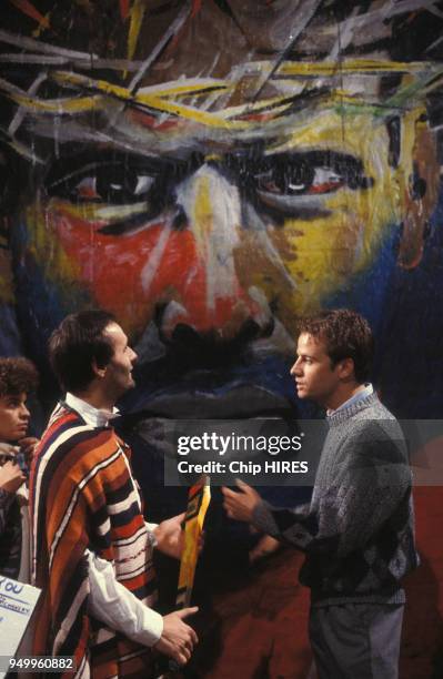 Christophe Lambert, à droite, durant le tournage du film 'I love you' réalisé par Marco Ferreri en novembre 1985 en France.