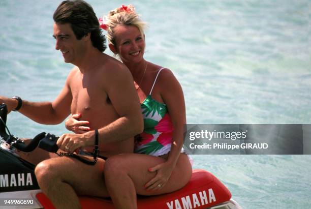 Evelyne Leclercq fait du scooter des mers avec son mari pendant ses vacances à la Guadeloupe le 10 janvier 1989.