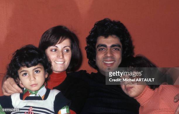 Portrait d'Enrico Macias avec sa femme Suzy et ses enfants Jean-Claude et Jocya, circa 1970, à Paris, France.