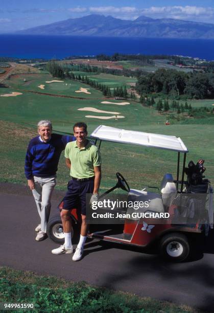 Portrait de Mark McCormack, agent de sportifs professionnels, ici avec le tennisman Guy Forget au golf de Kapalua d'Hawai en avril 1988, Etats-Unis.