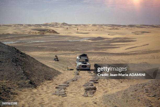 Désensablement dans le désert du Sahara en janvier 1970 en Afrique du Nord.