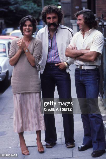 Actrice Ali MacGraw avec les joueurs de tennis lon Tiriac et Guillermo Vilas, circa 1970.