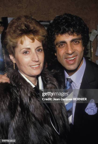 Enrico Macias avec son épouse Suzy dans sa loge de l'Olympia le 7 mars 1985 à Paris, France.