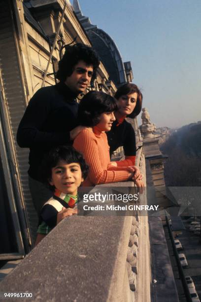 Enrico Macias avec son épouse Suzy et ses enfants Jocya et Jean-Claude sur le balcon de leur appartement, circa 1970, à Paris, France.