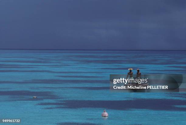 Bateau sur la mer près de l'île Denis en novembre 1979 aux Seychelles.