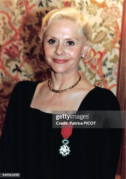 Actrice Christiane Minazzoli reçoit la Légion d'Honneur en mai 1994 à Paris, France.