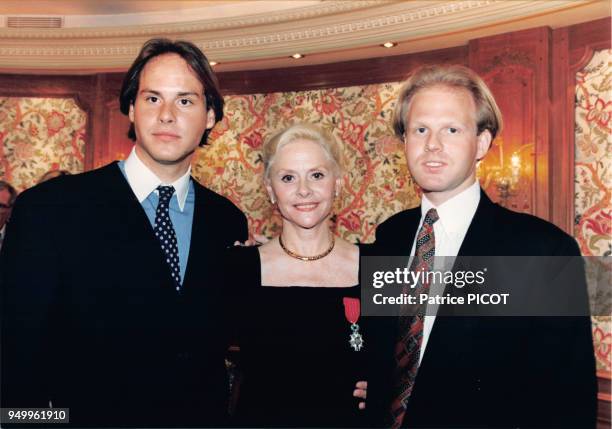 Actrice Christiane Minazzoli reçoit la Légion d'Honneur accompagnée de ses fils en mai 1994 à Paris, France.