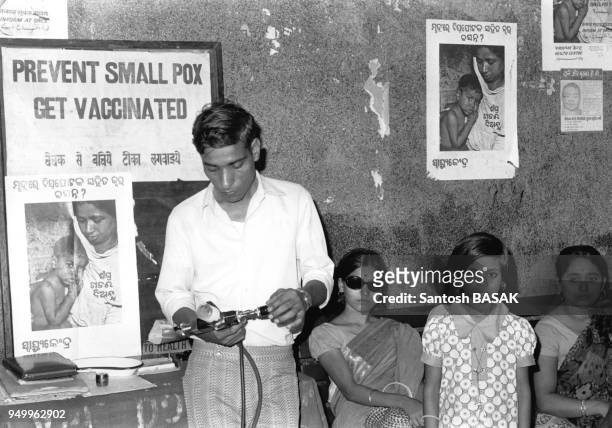 Médecins vaccinant la population lors d'une épidémie de variole dans l'Etat du Bihar, en Inde, en juillet 1974.