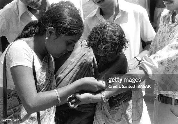 Médecins vaccinant la population lors d'une épidémie de variole dans l'Etat du Bihar, en Inde, en juillet 1974.