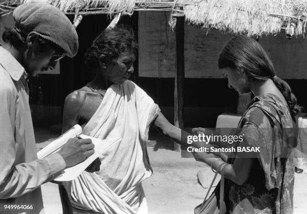 Médecins vaccinant la population lors d'une épidémie de variole dans l'Etat du Bihar, en Inde, en 1974.