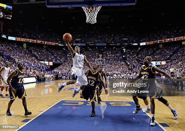 Eric Bledsoe of the Kentucky Wildcats shoots the ball during the game against the Drexel Dragons at Rupp Arena on December 21, 2009 in Lexington,...