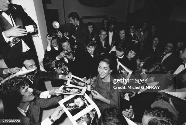 La chanteuse grecque Maria Callas signant des autographes au théâtre des Champs-Élysées à Paris, en France, le 7 décembre 1973.