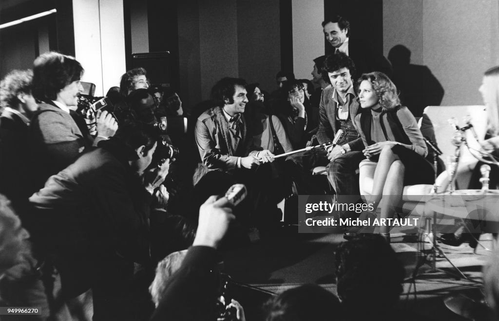 Charles Aznavour et Raquel Welch en conférence de presse à Paris