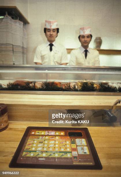 Un ordinateur pour commander son repas dans un restaurant japonais en juin 1983 a Tokyo, Japon.