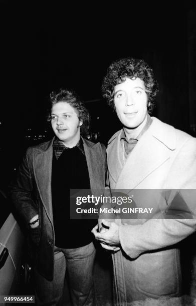 Le chanteur britannique Tom Jones avec son fils à Paris, en France, le 10 mars 1976.