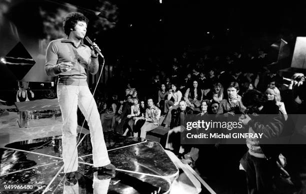 Le chanteur britannique Tom Jones sur scène à Paris, en France, le 10 mars 1976.