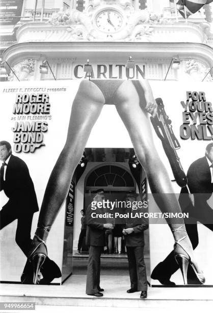 Affiche du film ?Rien que pour vos yeux? à l'entrée de l'hôtel Carlton, pendant le festival de cinéma de Cannes, dans les Alpes-Maritimes, en France,...