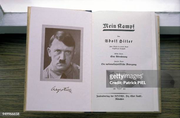 Première page du livre "Mein Kampf" d'Adolf Hitler en mars 1989 à Braunau, Autriche.