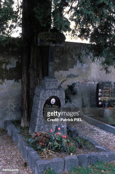 La tombe des parents d'Adolf Hitler dans le cimetière de Leonding en Autriche en mars 1989.