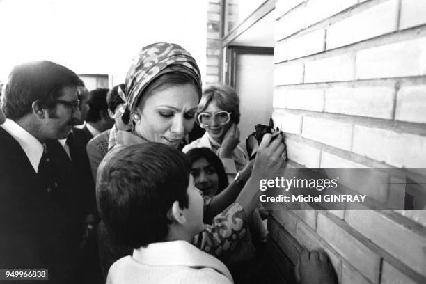 Farah Pahlavi, la Chahbanou d'Iran, au milieu de la foule en Iran, en octobre 1977.