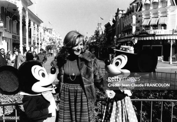 Farah Pahlavi, Chahbanou d'Iran, lors de sa visite du parc d'attraction Disneyworld, aux Etats Unis, en janvier 1978.