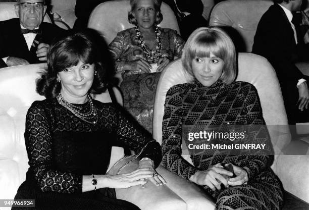 Les actrices françaises Sophie Desmarets et Mireille Darc lors d'une projection privée du film ?La Gifle? à Paris, en France, le 10 octobre 1974.