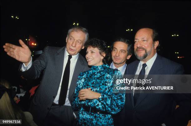 Yves Montand, Anne Sinclair et Hervé Bourges lors de la soirée pour le 160ème anniversaire d'Hachette le 5 mars 1986 à Paris, France.