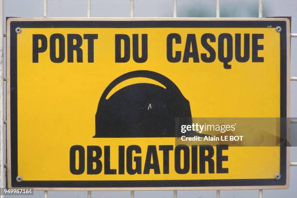 Pannaeu indiquant le port du casque obligatoire sur un chantier à Nantes en 1993, France.